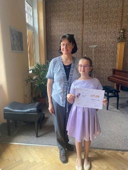 <b>Ema Karafiátová</b><br>s paní učitelkou<br><b>Lenkou Koudelkovou</b>